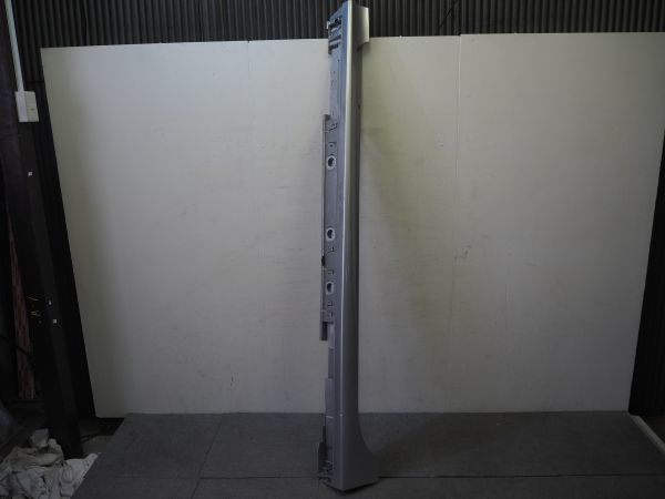 プリウス ZVW50/ZVW51/ZVW55 打刻 75860-47080 シルバーメタリック カラーNo.1F7 純正 左サイドステップ/サイドスカート（R2-1680）