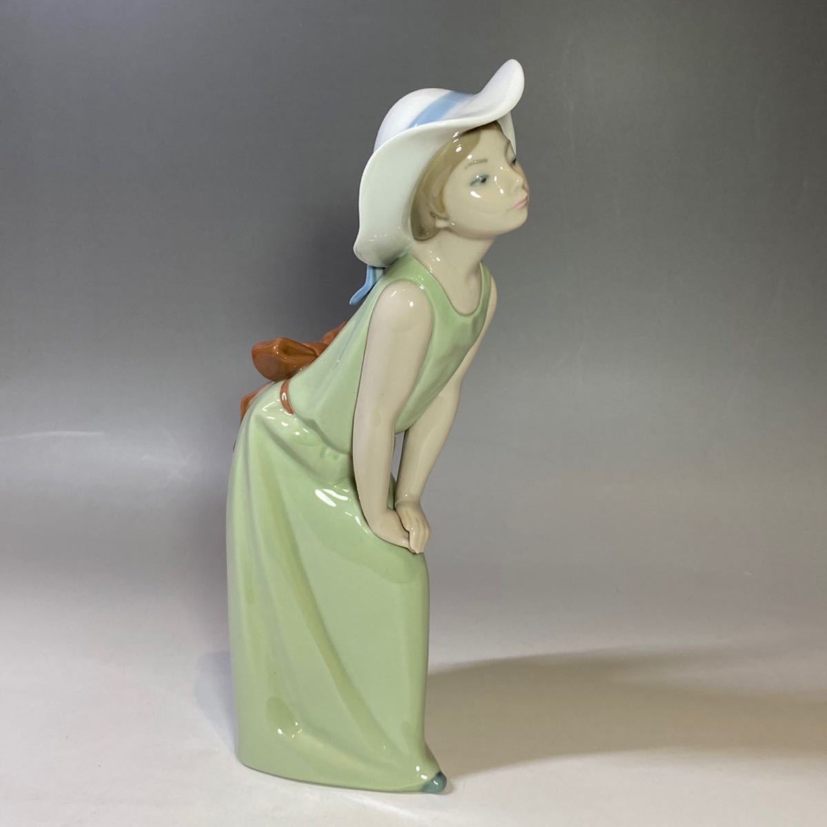 リヤドロ LLADRO 鏡のまえで P80146601 5009「鏡の前で(若草色の少女)」