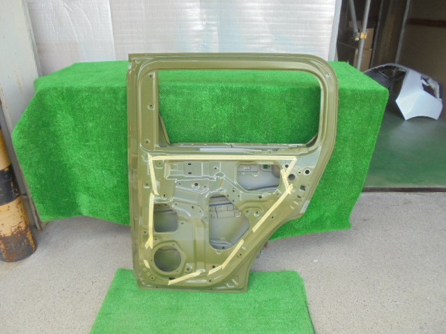 ダイハツ／タフト LA900S 右リアドアパネルのみ G63 No.108566【品番