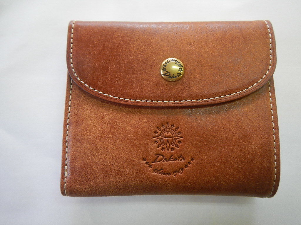SALE，格安 Dakota ダコタ 二つ折り財布 小銭入れあり 型番 0036441 色 ブラウン 61(長財布（小銭入れあり）)｜売買されたオークション情報、yahooの商品情報をアーカイブ公開 - オークファン 長財布（小銭入れあり）