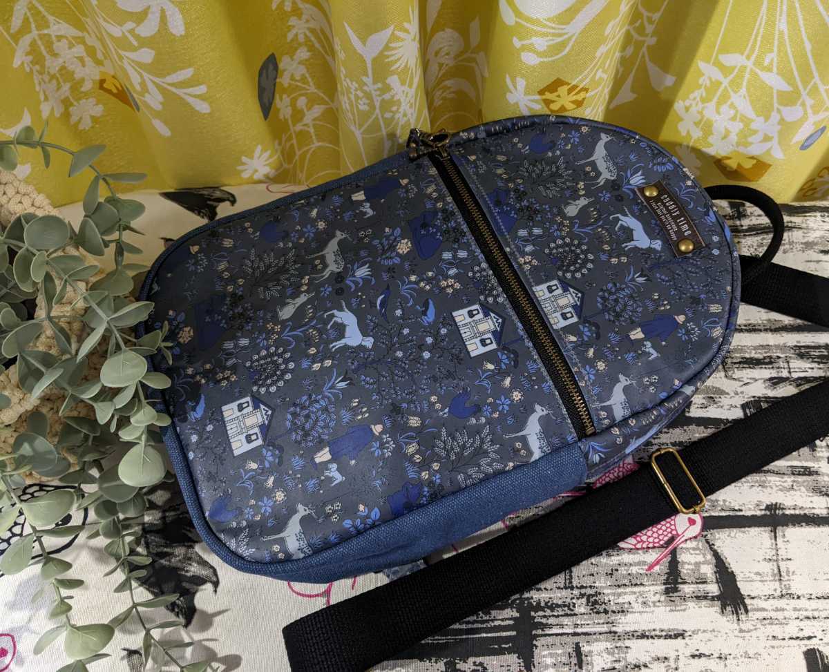 ハンドメイド バッグ☆ボディバッグ☆リバティLIBERTYつや消し