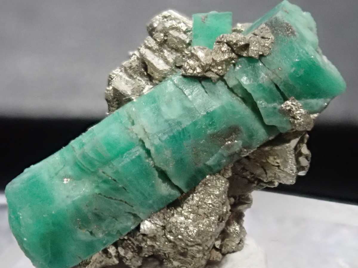 複数結晶 エメラルドonパイライト 緑柱石 ベリル 黄鉄鉱 結晶 原石