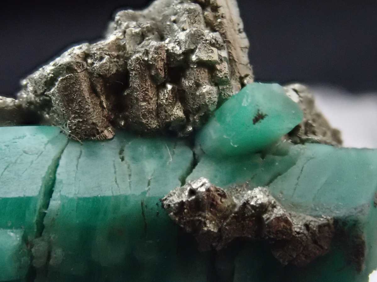 複数結晶 エメラルドonパイライト 緑柱石 ベリル 黄鉄鉱 結晶 原石