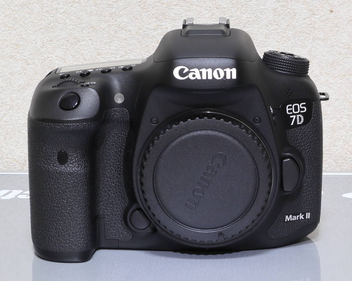 Canon EOS 7D Mark II 18-135mm IS USM Kit W-E1 Canon EOS 7D Mark II 18-135mm IS USM Kit W-E1