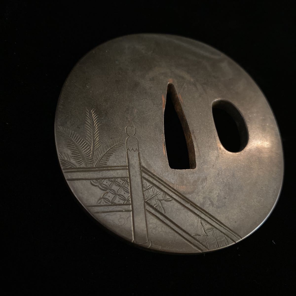 う28ラ/ 時代 鍔 銅 銅製 人物画 鶏画 常直 花押 在銘 刀装具 武具 拵