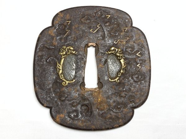 無銘 楕円 鉄地 鍔 百足図 変り笄穴 刀鍔 刀 金象嵌 いちょう