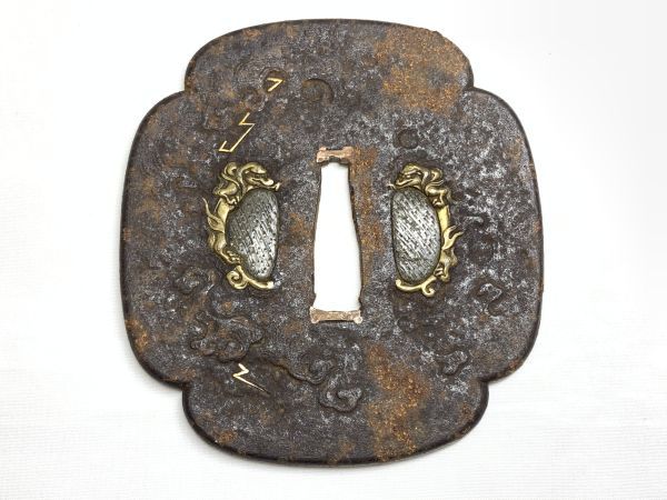 無銘 楕円 鉄地 鍔 百足図 変り笄穴 刀鍔 刀 金象嵌 いちょう