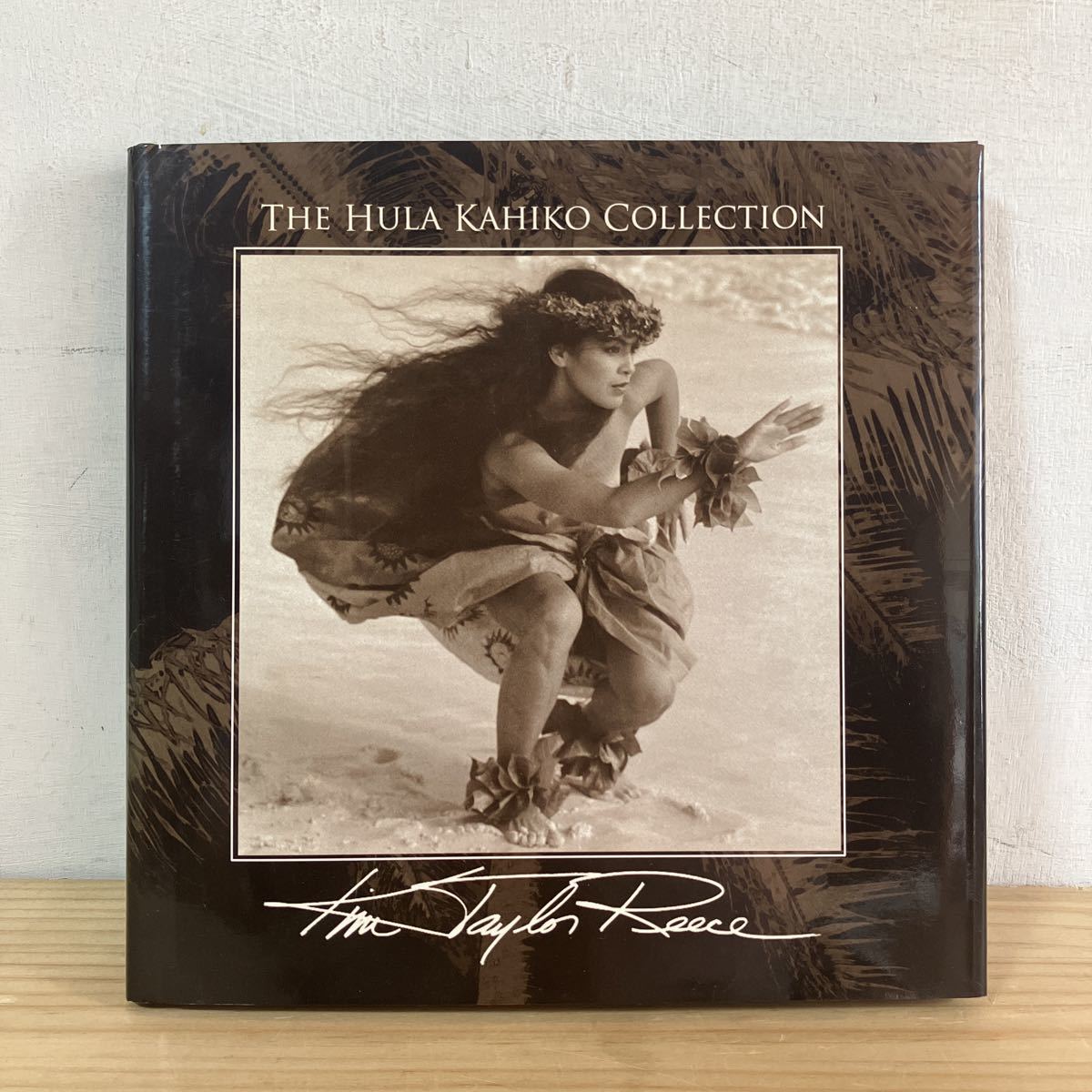 100%新品，定番 洋 1021 The Hula Kahiko Collection フラカヒコ キム テイラー リース ハワイ フラダンス 写真集(アート写真)｜売買されたオークション情報、yahooの商品情報をアーカイブ公開 - オークファン アート写真