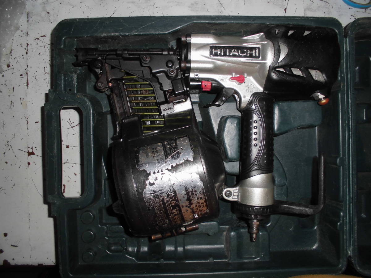 日立　高圧釘打ち機　NV90HMC　中古品 ケース付き 銀 日立 高圧釘打ち機 ケース付き NV90H 金2 △