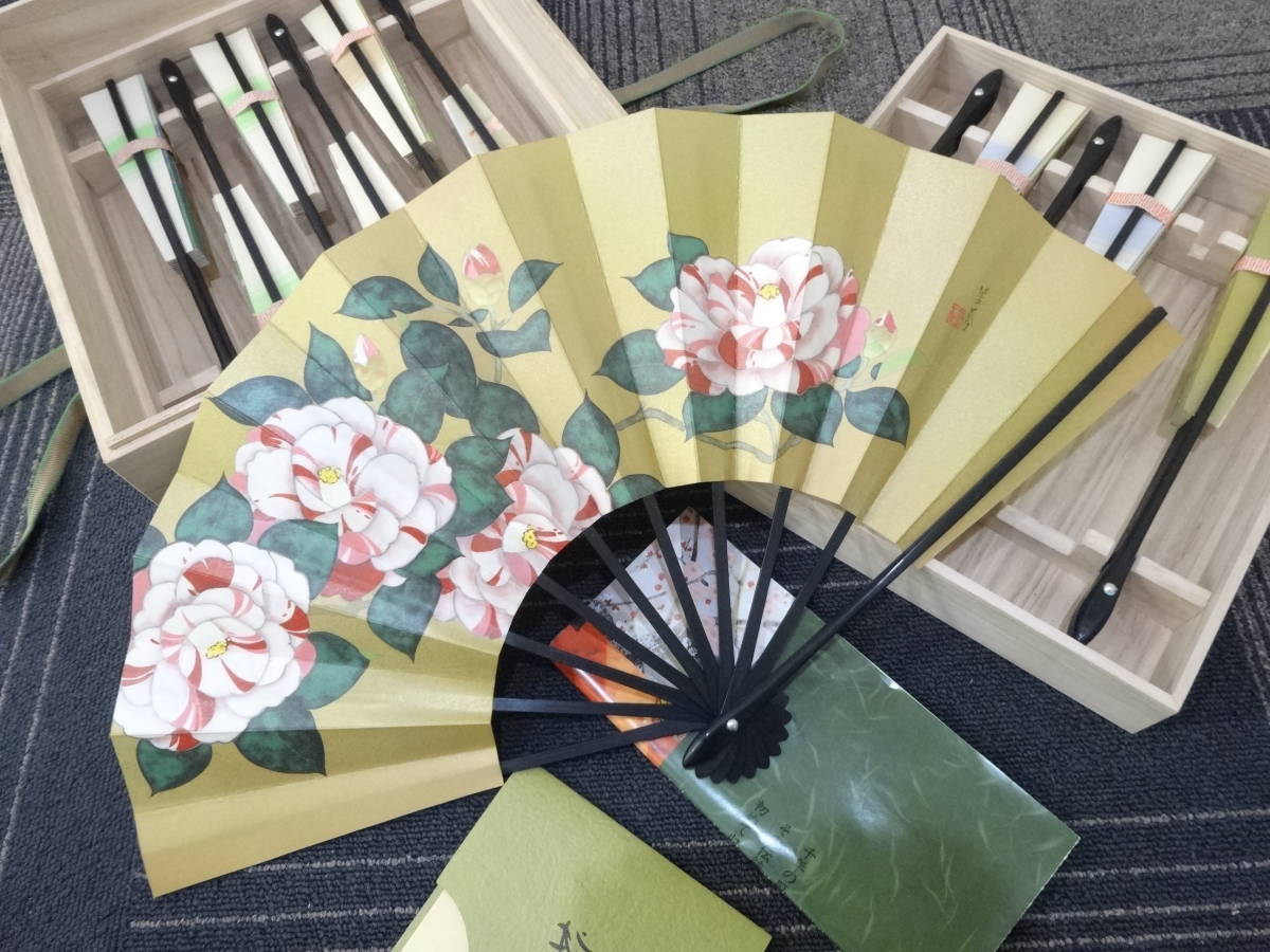希少 宮脇賣扇庵 東笙蒼 扇 花暦 12本 フランクリン画廊 木箱 銘品】 皇室御用達 宮脇賣扇庵 東笙蒼 扇 花暦 12本 共箱共栞