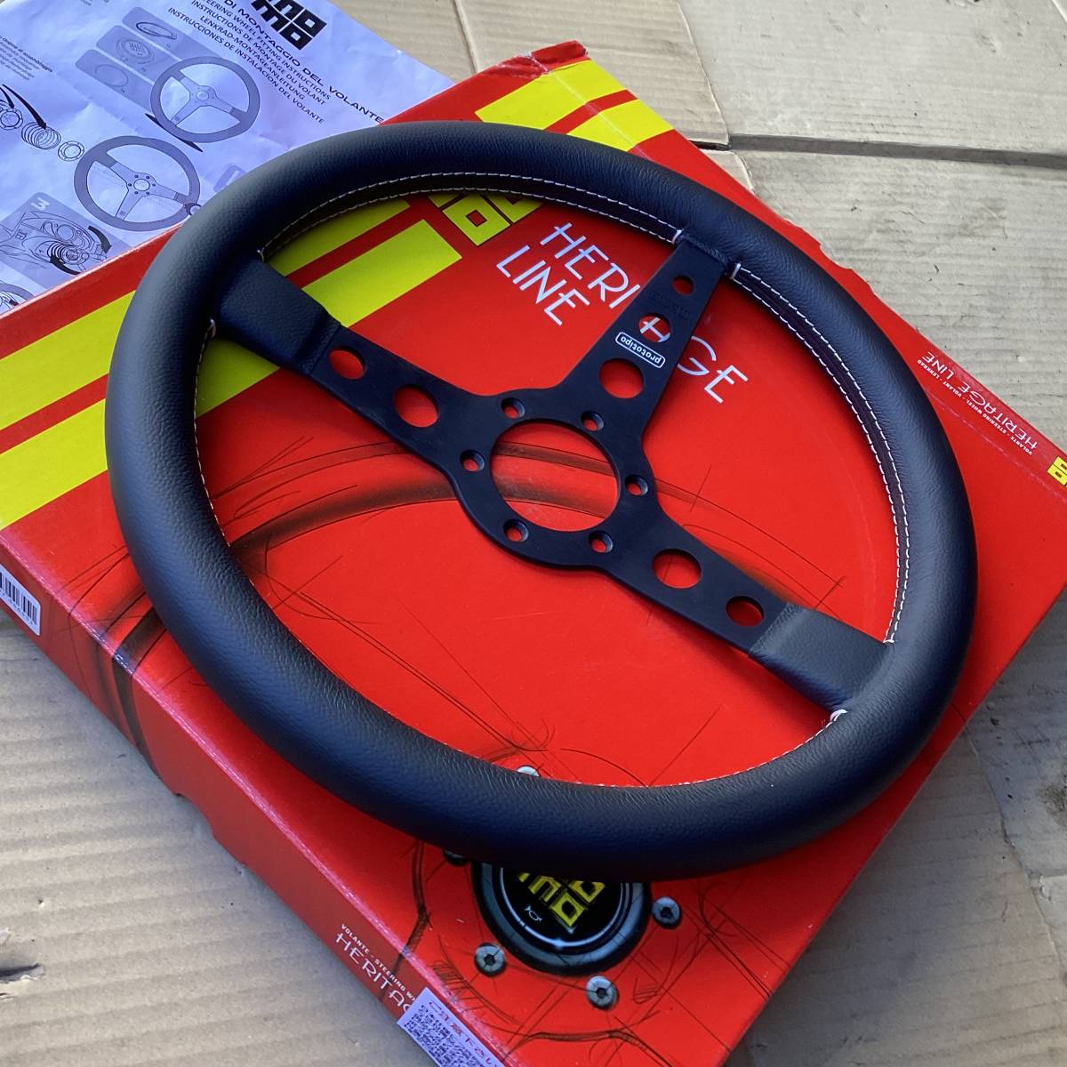 イタリア製モモのハンドル革製新品です。