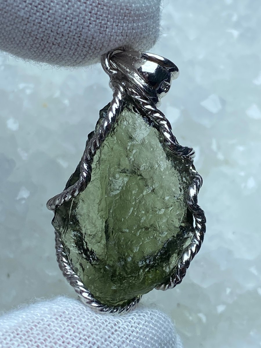 定番人気，限定セール 0725k438 極 モルダバイト &925銀 ペンダント 27.5x19mm(天然石、半貴石)｜売買されたオークション情報、yahooの商品情報をアーカイブ公開 - オークファン 天然石、半貴石