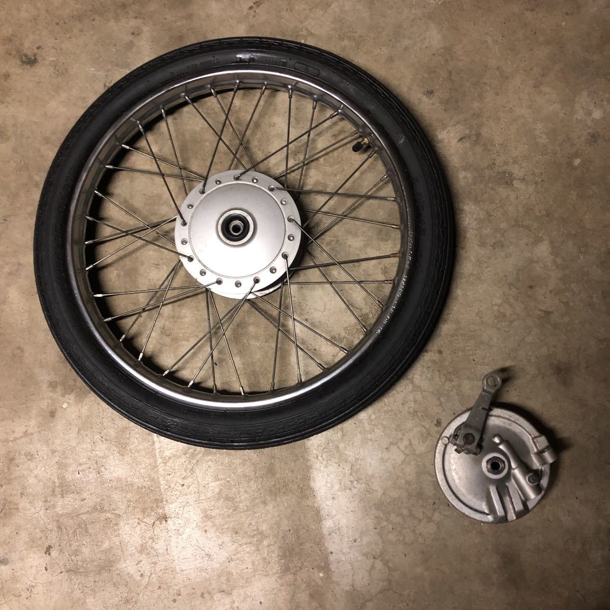 最安値，定番人気 実働車取り外し ホンダ スーパーカブ フロントホイール タイヤ付きセット ブレーキドラム ブレーキシュー付き C50C70C90(フロント)｜売買されたオークション情報、yahooの商品情報をアーカイ ホンダ用
