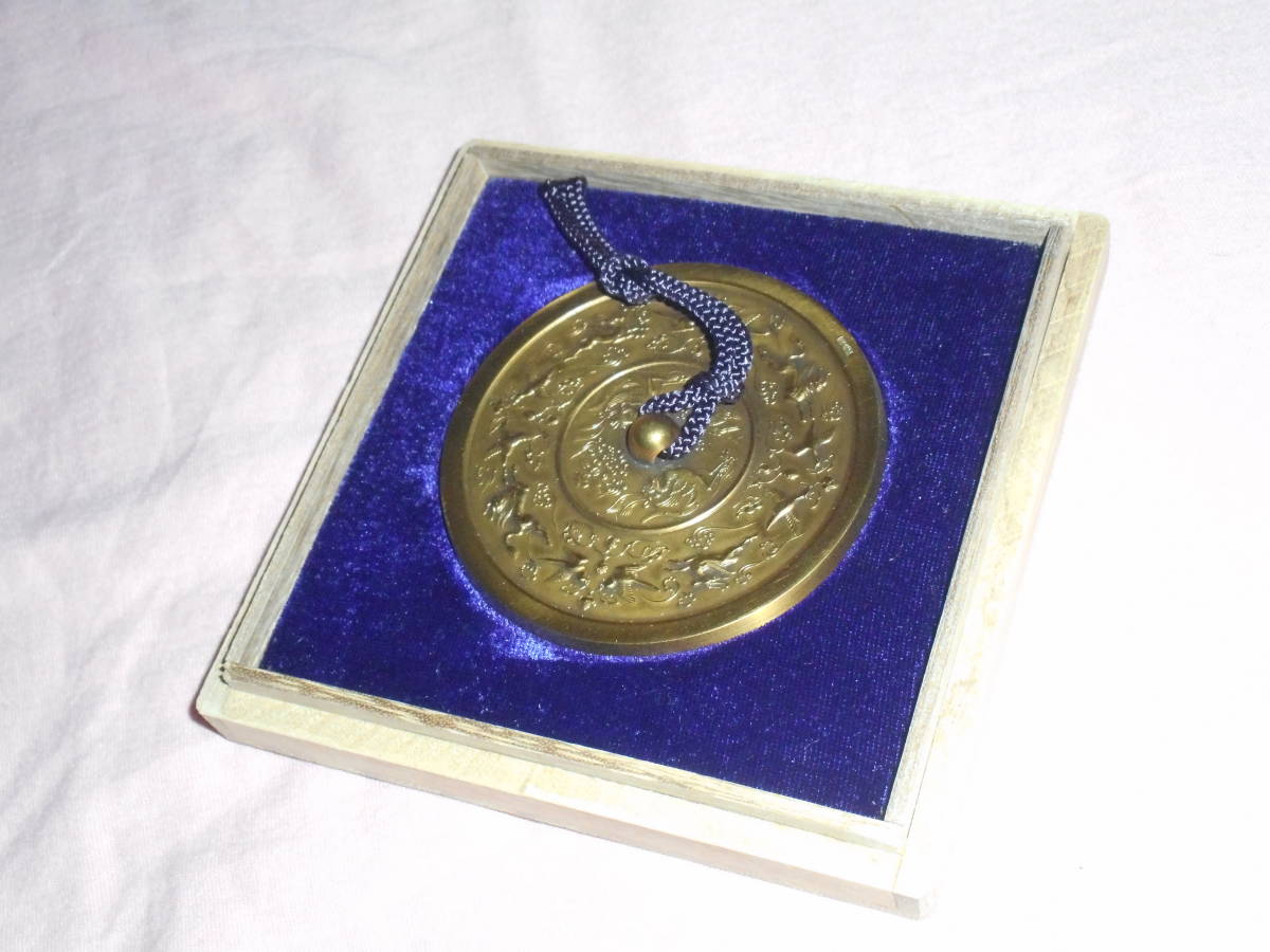 文鎮□古鏡文鎮・造幣局製・真鍮製・霧箱付□(真鍮製)｜売買された  