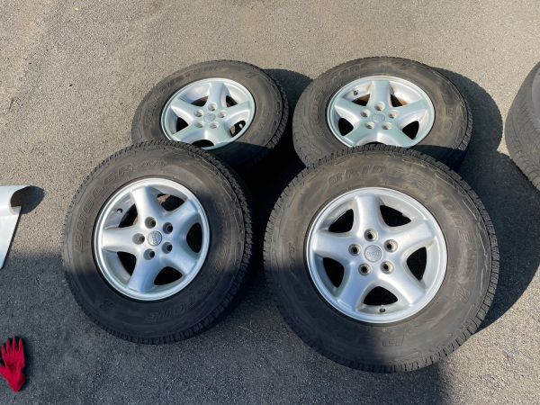 【正規品，本物保証】 JEEP TJ ラングラー純正ホイール タイヤ4本SET 15インチ 7J +31.75 PCD114.3 5穴 ブリヂストン 215/80R15 YH-136(ラジアルタイヤ)｜売買されたオークション情報、yahooの商品情報をアーカイブ公開 - オーク 5穴