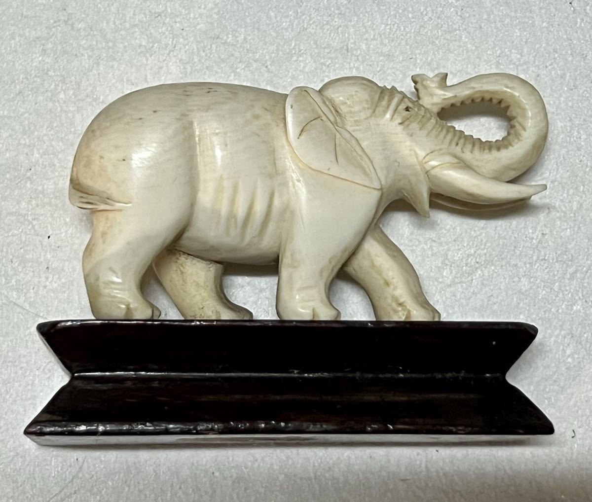 ◇象牙風 象牙調 マンモス 天然素材 象 木製台座 置物◇(東洋彫刻