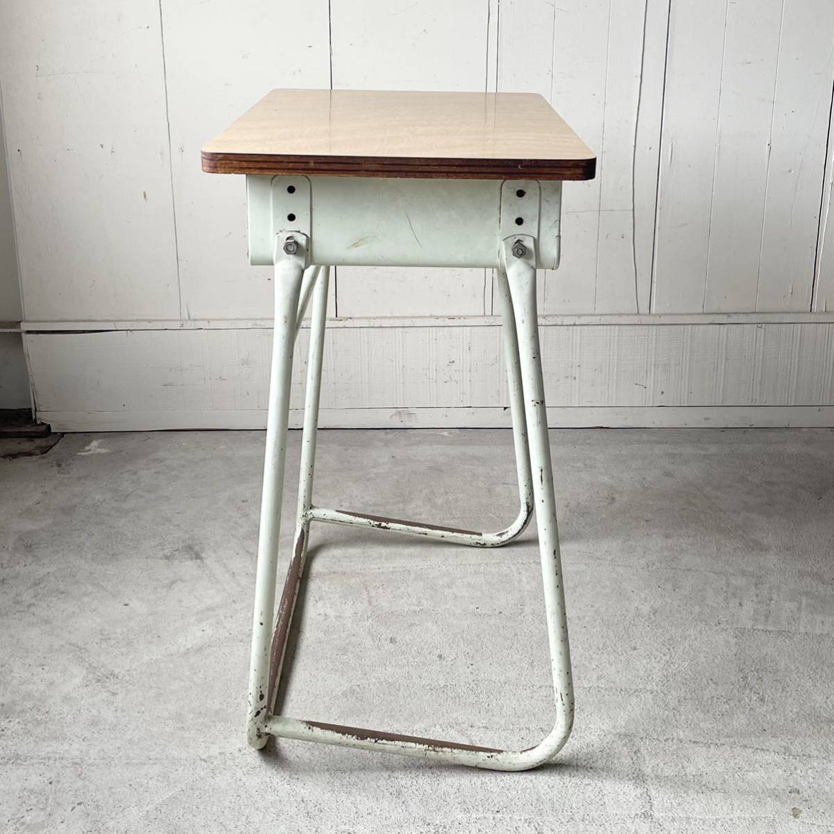 学校の椅子 鉄脚ペールグリーン 検: テーブル 事務机 鉄脚 勉強机 学校  