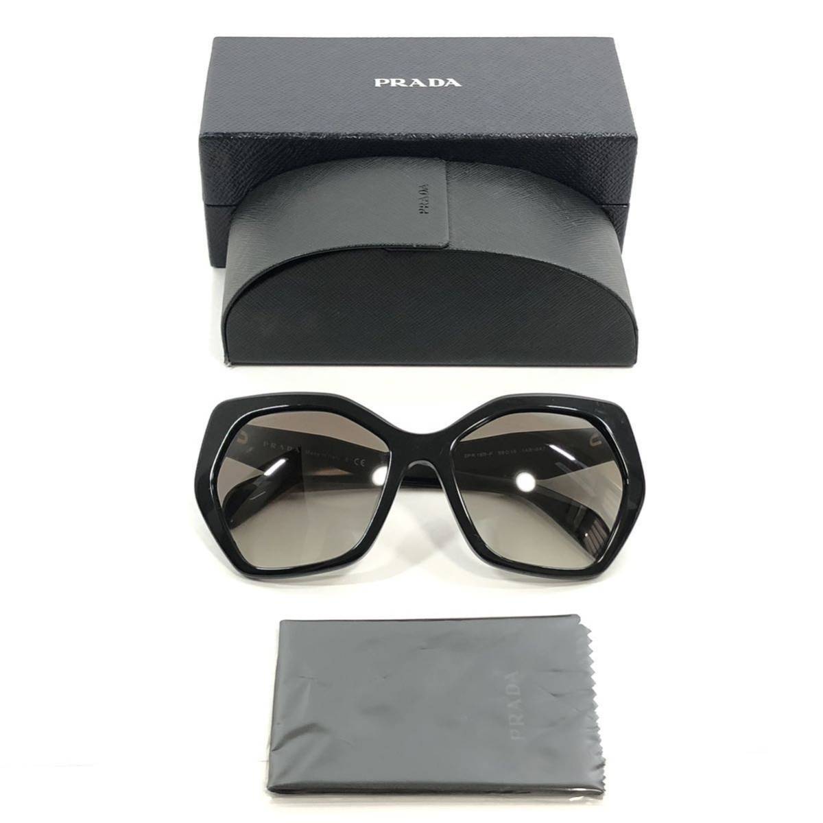 スレートグレー レンズ トライアングルロゴ サングラス | PRADA - 日本