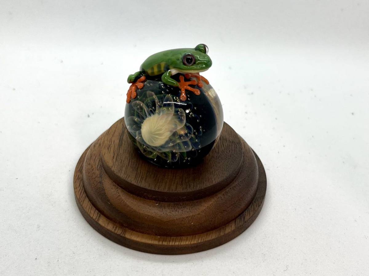 カエル ペンダントトップ 『 あまやどり 六 ケンタロー　kengtaro アカメアマガエル　ガラス工芸　マーブル　置物　オブジェ　蛙　カエル　かえる　玉　球