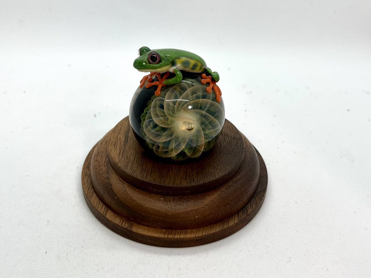 カエル ペンダントトップ 『 あまやどり 六 ケンタロー　kengtaro アカメアマガエル　ガラス工芸　マーブル　置物　オブジェ　蛙　カエル　かえる　玉　球