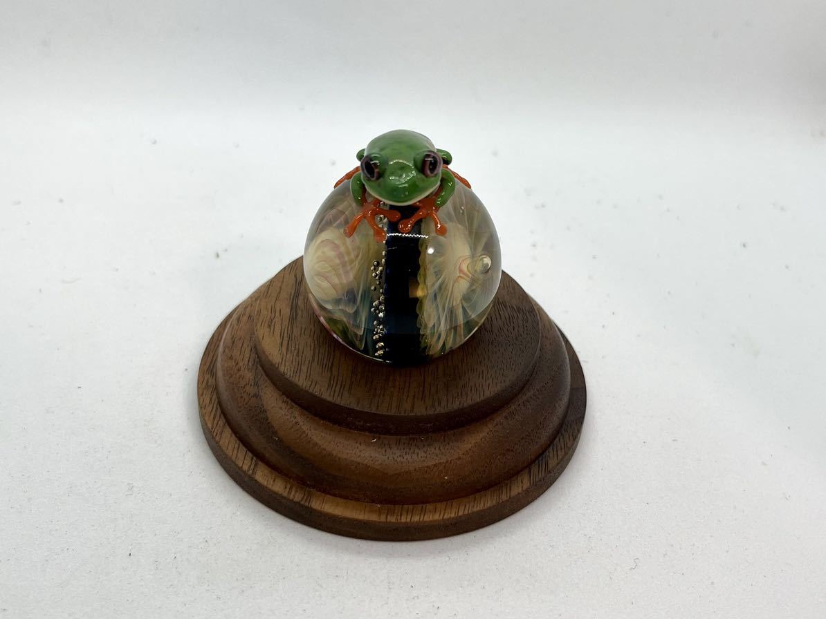 カエル ペンダントトップ 『 あまやどり 六 ケンタロー　kengtaro アカメアマガエル　ガラス工芸　マーブル　置物　オブジェ　蛙　カエル　かえる　玉　球