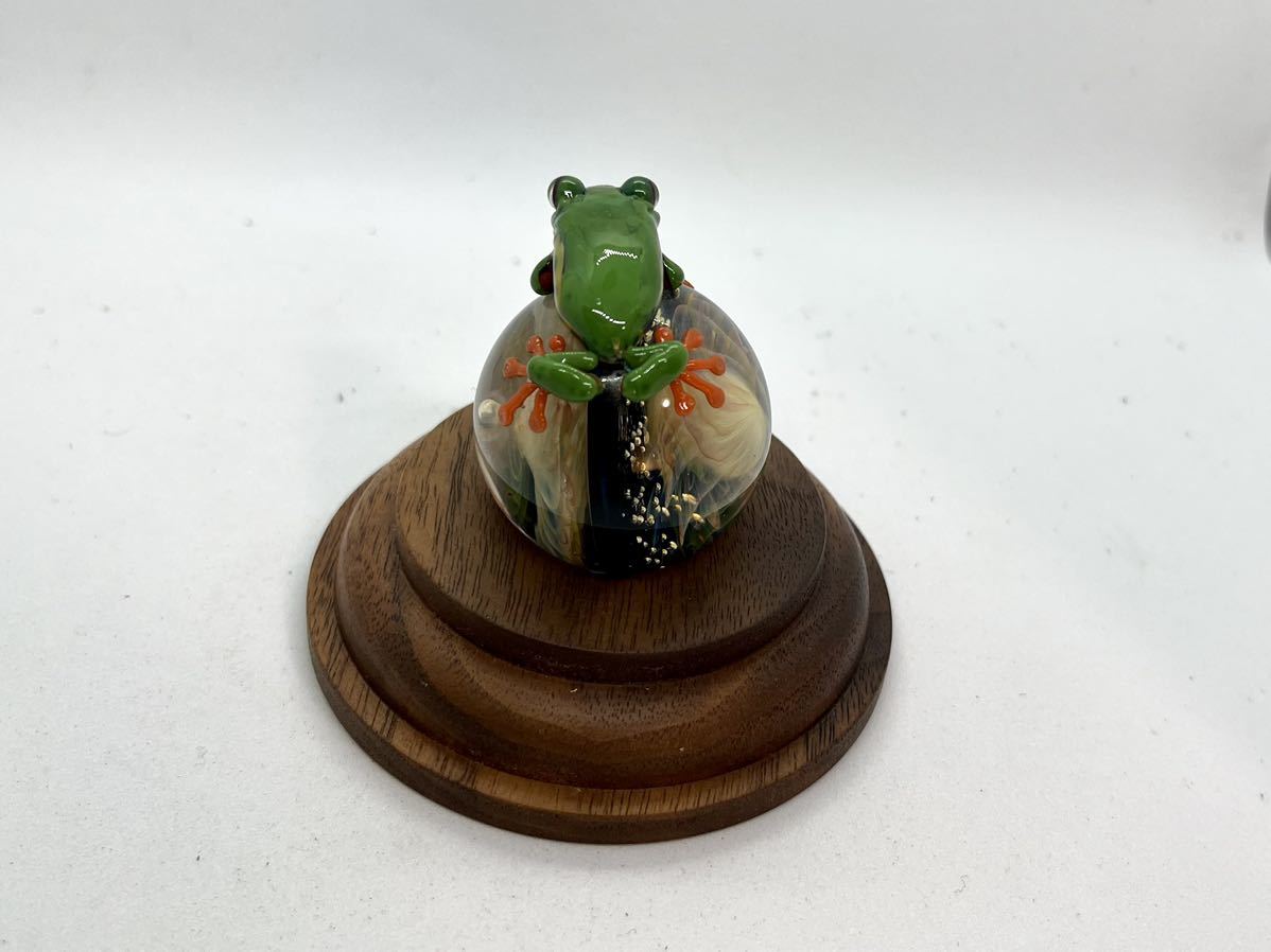 カエル ペンダントトップ 『 あまやどり 六 ケンタロー　kengtaro アカメアマガエル　ガラス工芸　マーブル　置物　オブジェ　蛙　カエル　かえる　玉　球