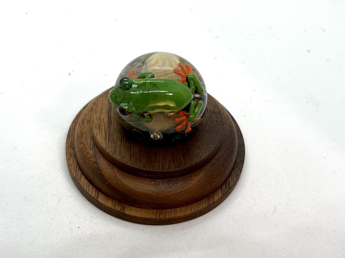 カエル ペンダントトップ 『 あまやどり 六 ケンタロー　kengtaro アカメアマガエル　ガラス工芸　マーブル　置物　オブジェ　蛙　カエル　かえる　玉　球