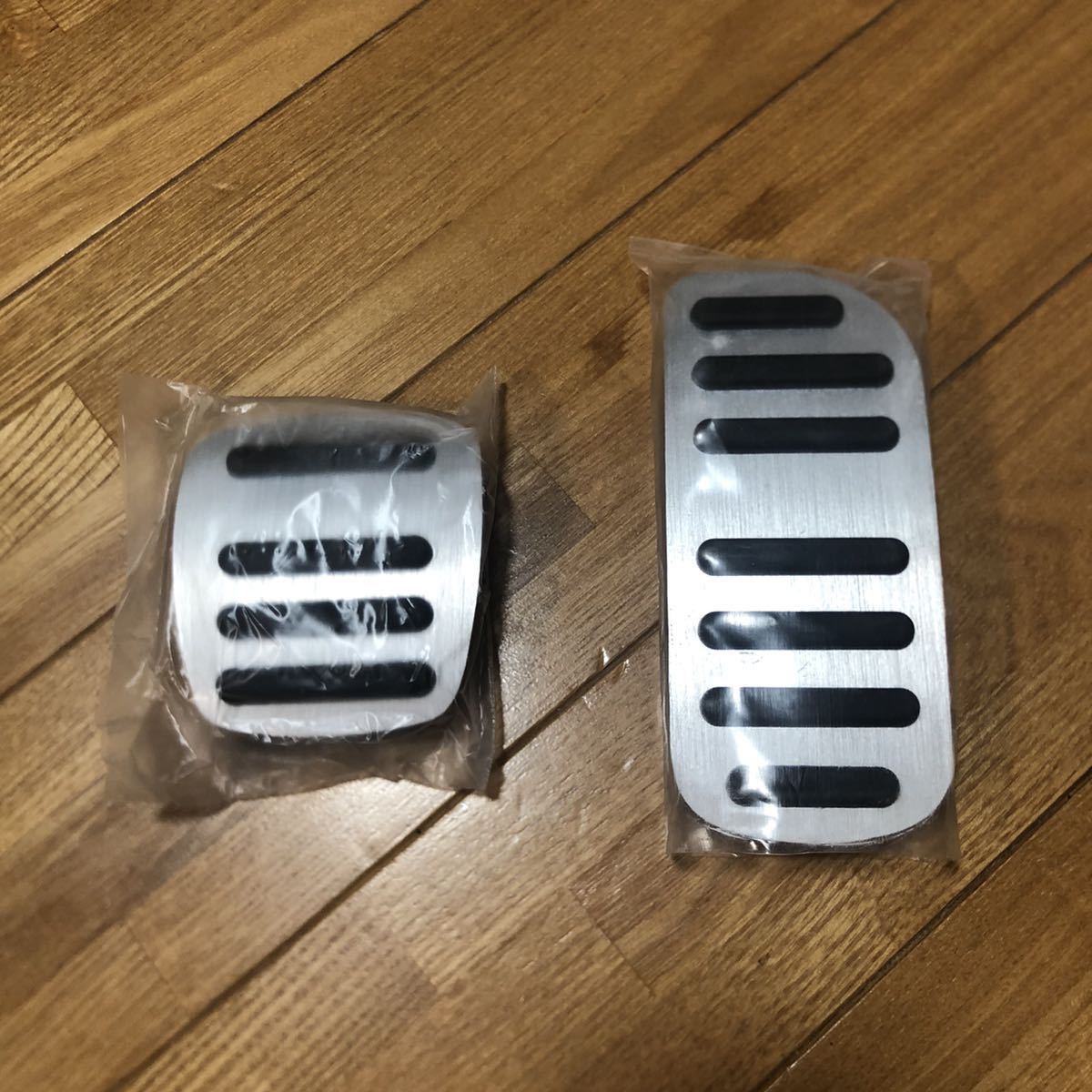 T*様 黒赤刻印□日産NISSAN NV350キャラバン アルミペダル