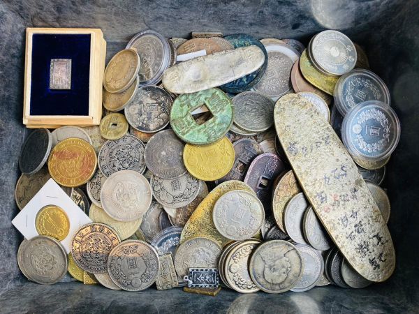 め*る様 1円銀貨小判古銭雑銭色々 桐箱おまけ 古銭穴銭銅銭 kmz06▽レプリカ 古銭 穴銭 硬貨 小判 一分銀 一圓 貿易銀 メダル 蔵出し