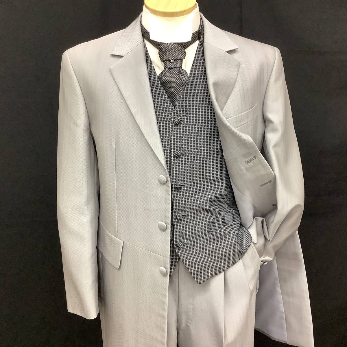 大きめ体型の方用　B-M★ライトグレーのシャドーストライプ★ベストは黒の細かな格子柄 ジルコンピン付の共生地のタイ【verita】