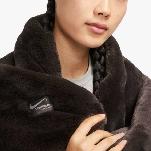 NIKE NSW フェイクファー ブランケット スウォッシュ ブラウン NIKE