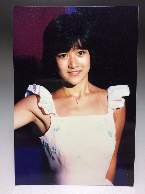 岡田有希子 生写真 ノースリーブ 三角形ネックレス ステージ衣装 刺繍