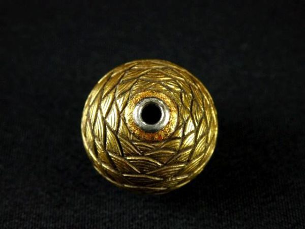 古い 緒締め玉 鼈甲に青海波彫り金蒔絵 17.7㎜ 検索 緒締め 根付 印籠