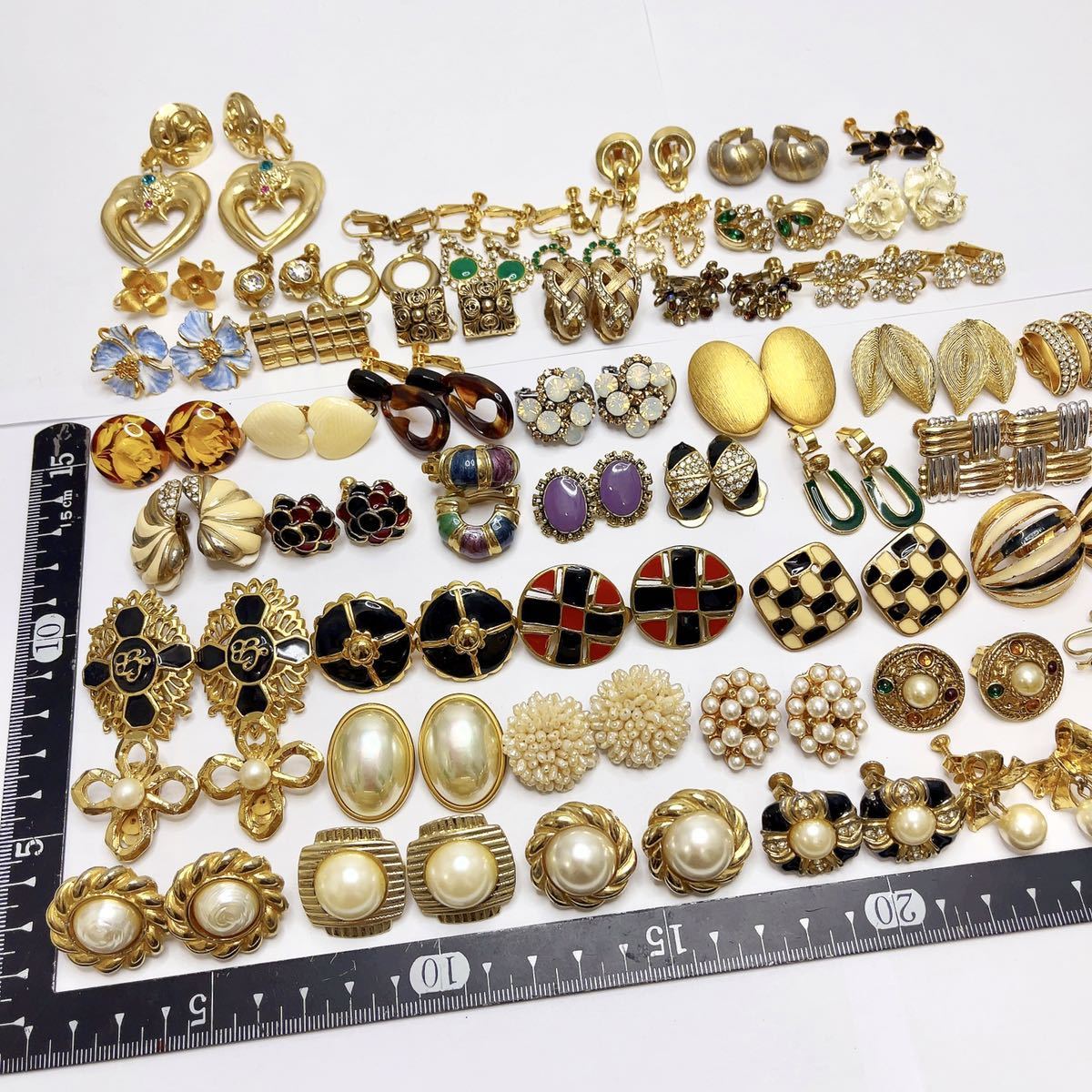 1円 ヴィンテージ レトロ 超豪華 50ペア ゴールドイヤリングまとめ 大量セット 焼物/パール調/カラーストーン 象牙調◆琥珀など A1411