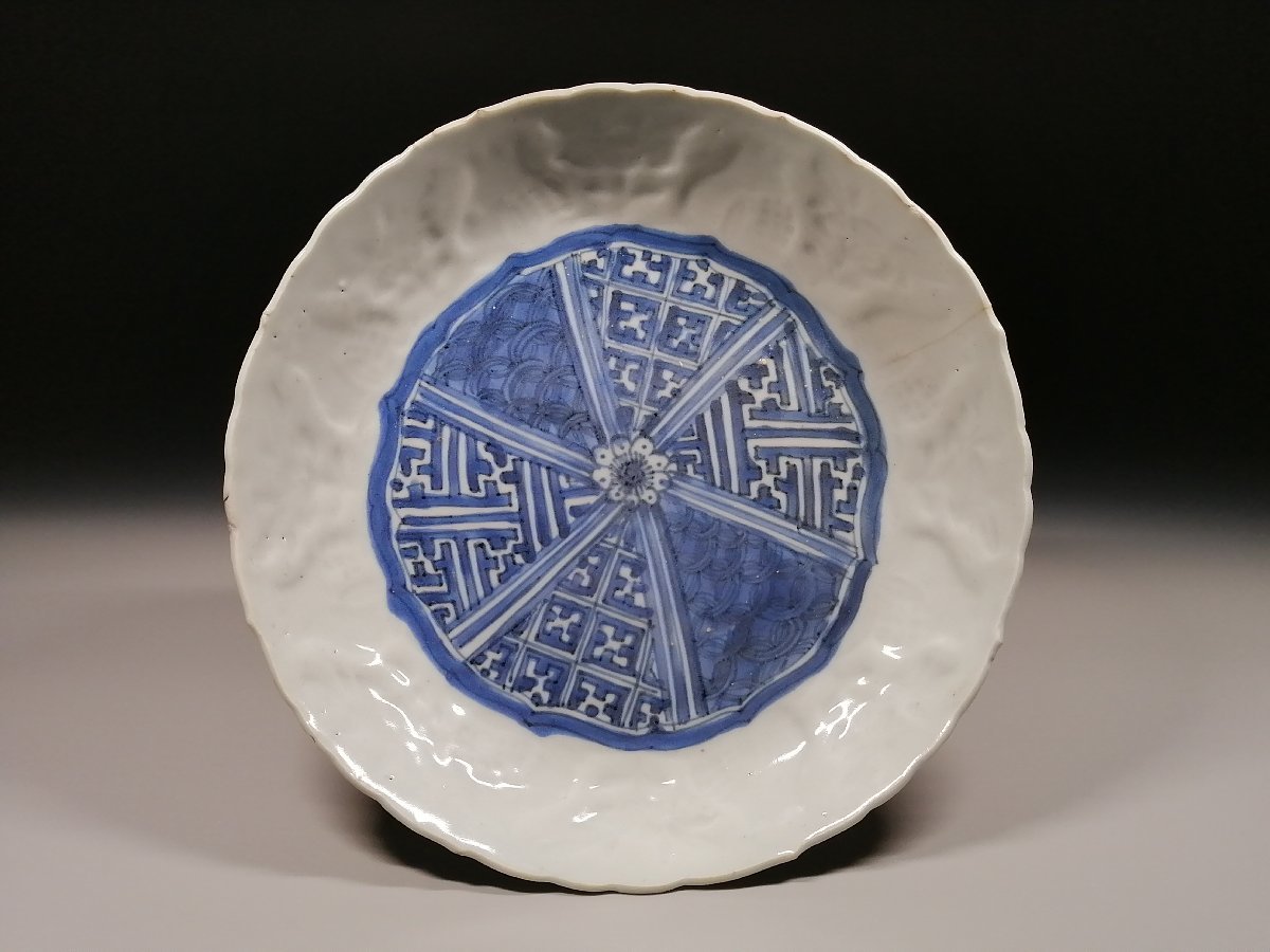 此】PHY2L 古染付 祥瑞手 陽刻花文中皿 径20cm 明時代末期◎青花 萬暦