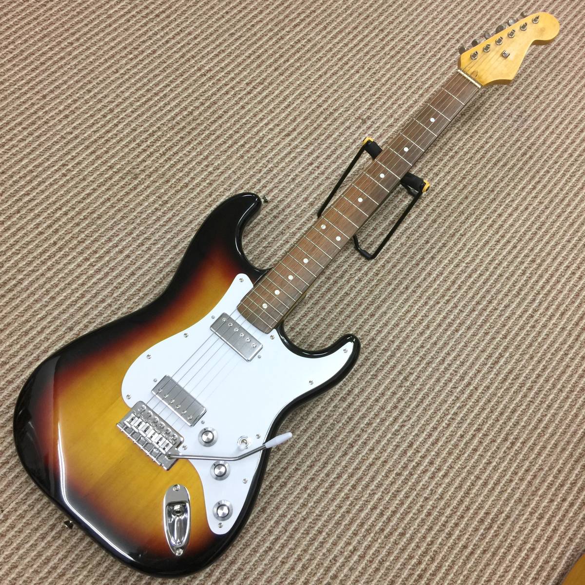 ミニハム2発改 サンバーストのストラトモデルです。 ミニチュア ストラトタイプ ギター