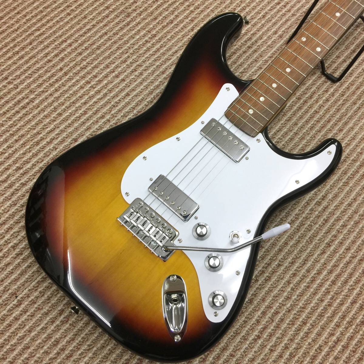 ミニハム2発改 サンバーストのストラトモデルです。 ミニチュア ストラトタイプ ギター