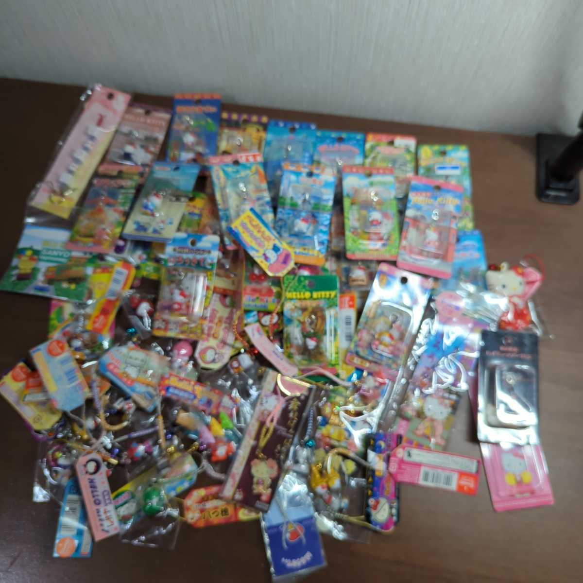 ご当地 ハローキティ ☆根付 、キーホルダ、バッチ色々セット