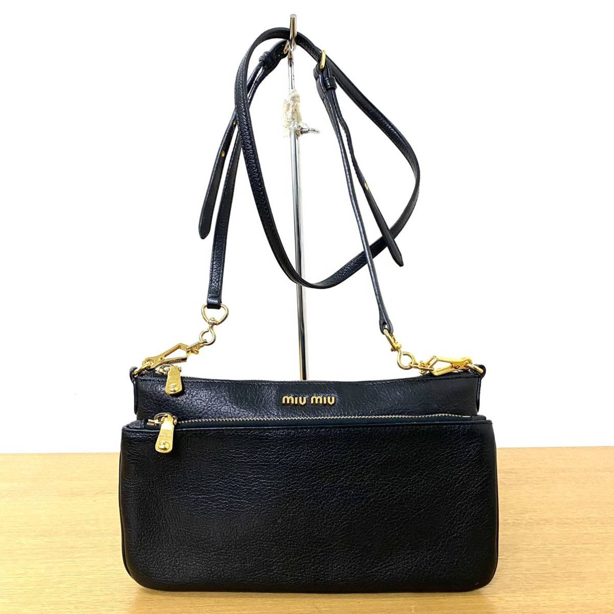 Miu Miu ミュウミュウ ショルダーバッグ レザー 黒 ブラック 斜めがけ