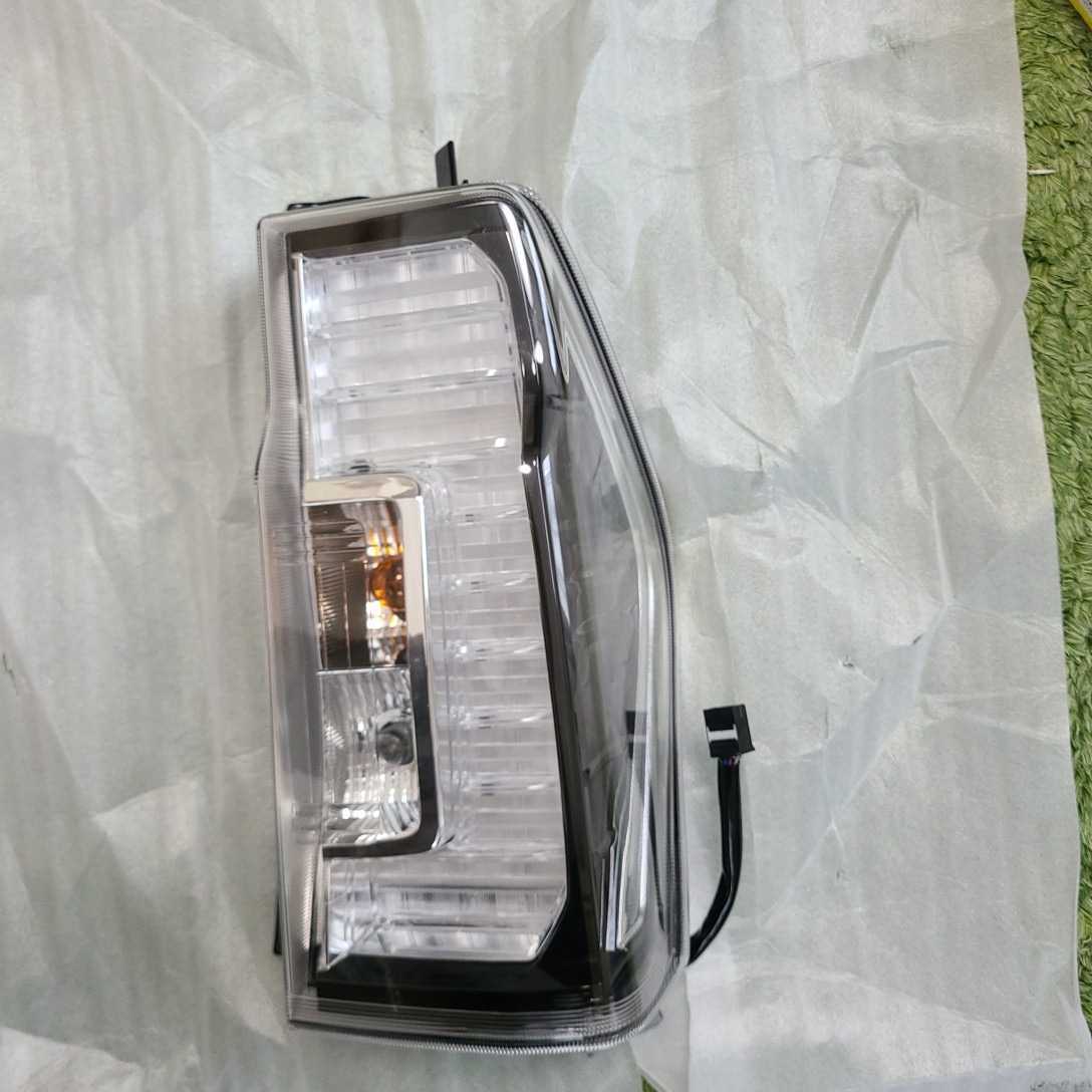 美品　ダイハツタント　タントカスタム　LA600S 右テールランプ 