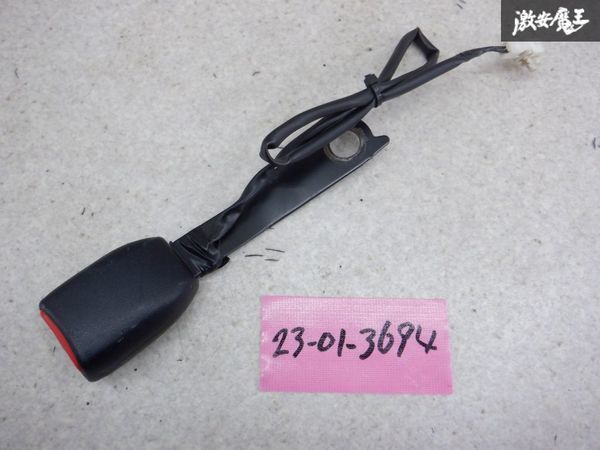 トヨタ純正 SXE10 アルテッツァ フロント シートベルトキャッチ ベルトキャッチ 受け 右側 運転席側 右 棚2Z13