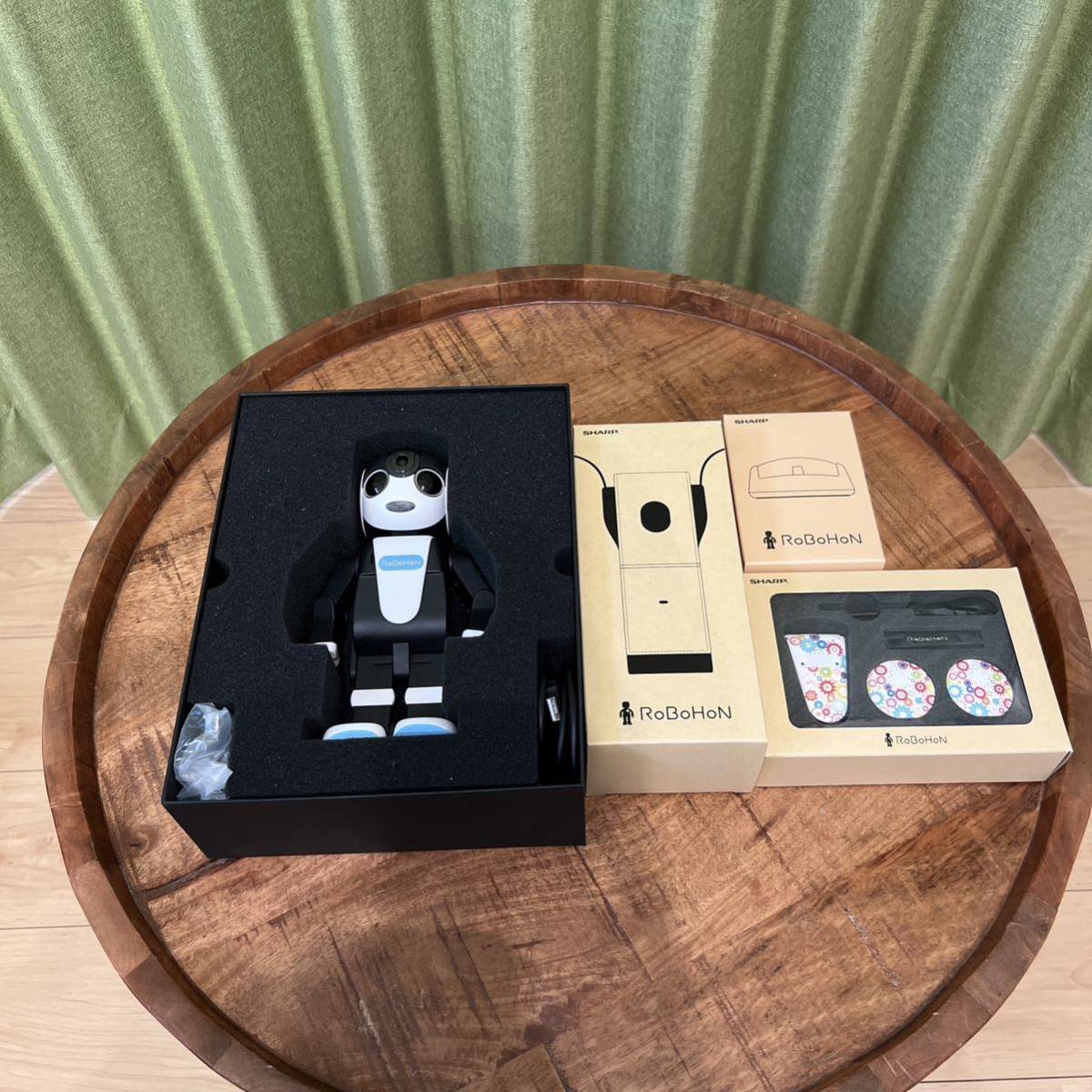 ロボホン本体 弟 ロボユニが「ロボホン弟モデル」誕生記念第一弾として