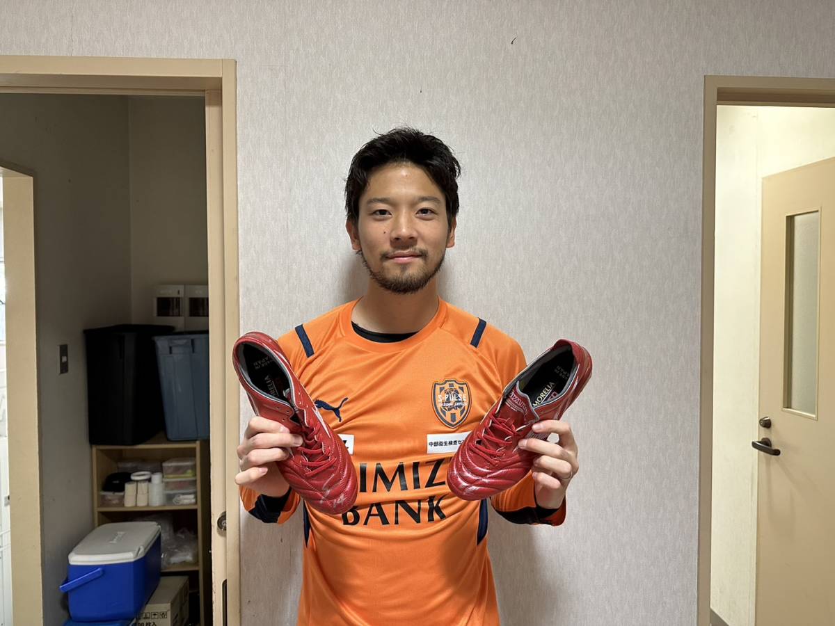【セール，お買い得】 白崎 凌兵 清水 サイン入りスパイク112(実使用、サイン入りウエア)｜売買されたオークション情報、yahooの商品情報をアーカイブ公開 - オークファン 実使用、サイン入りウエア
