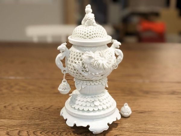 平戸焼/御茶磁窯 十五代 中里茂右衛門 造/白磁龍彫獅子摘瑞獣耳龍透