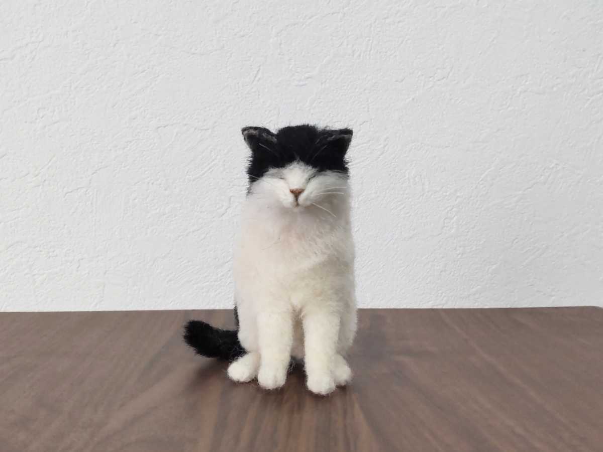 A猫 羊毛フェルトおててないないした黒白猫【ハンドメイド 猫 obu＊ハンドメイド＊ 羊毛フェルト はちわれ 白黒猫 猫 和猫 ねこ