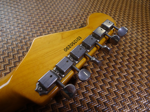 EDWARDS E-SE-100M/LT Lacquer Seymour Duncan Vシェイプ ストラト