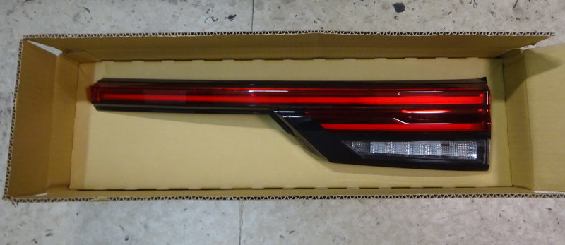 日産オーラのテールランプ新品ジャンク品右側バックドア 265506XL5A