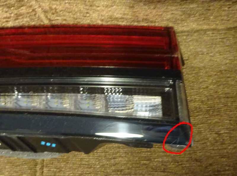 日産オーラのテールランプ新品ジャンク品右側バックドア 265506XL5A