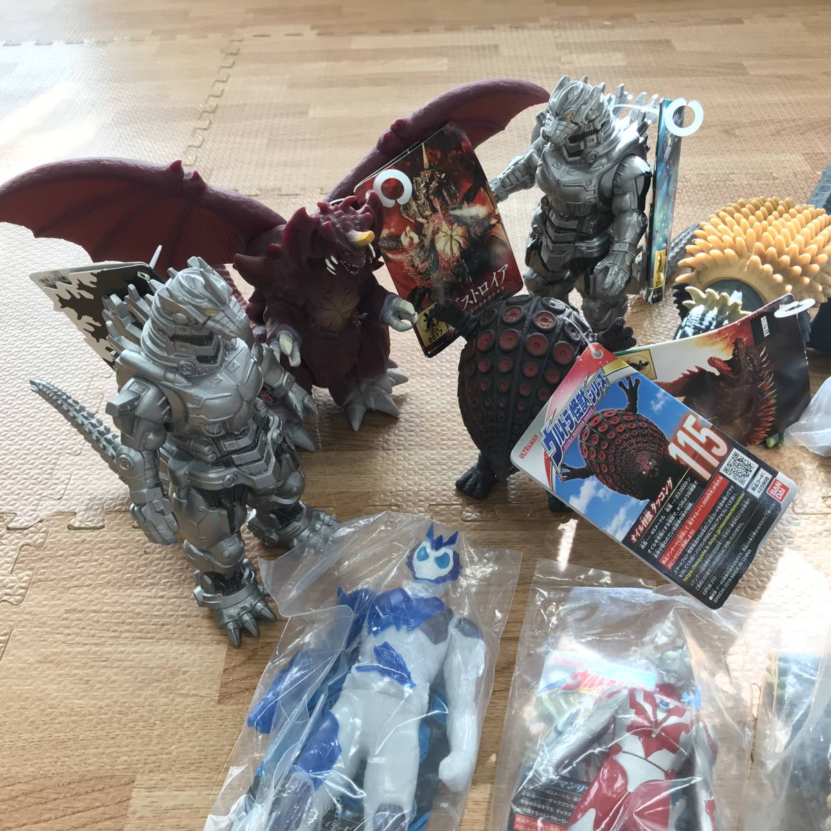 メカゴジラとタッコングのフィギュアです。 - 怪獣