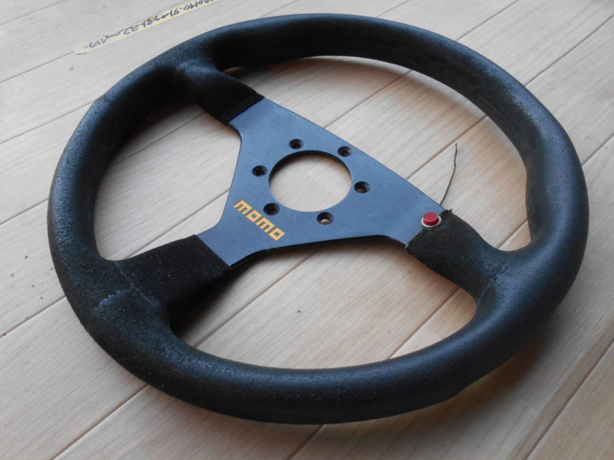 MOMO 黒色バックスキン 赤色ボタン有り（当時の限定品か？）外径（外～外）32㎝ 　裏にMADEIN ITALY 09-98の刻印有ります